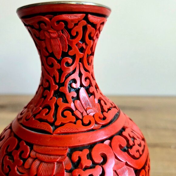 Vintage Chinese carved red Cinnabar vase with brass edging. Zen Pagodas. - Picture 5 of 9